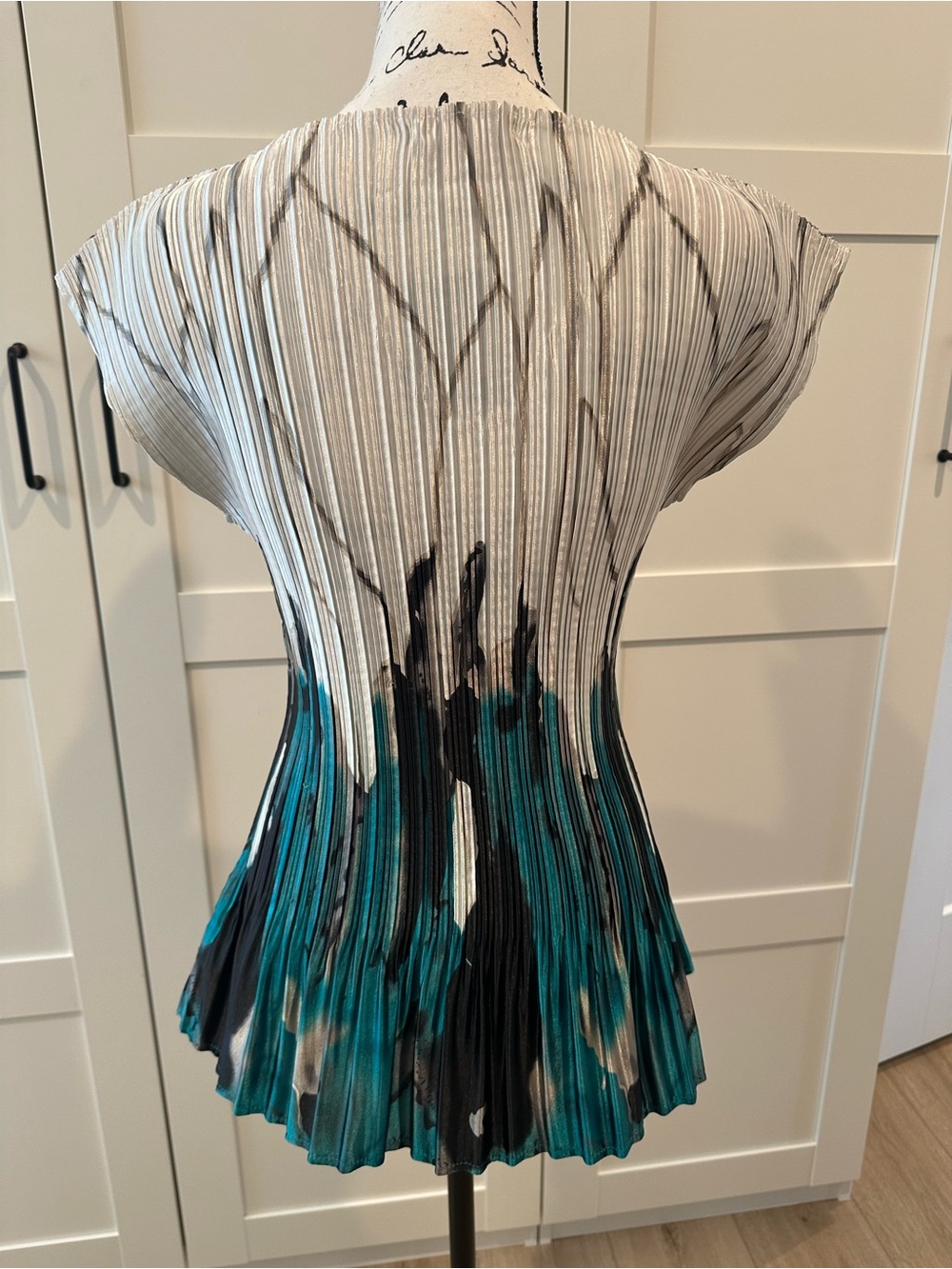 DRESSBARN SIZE LARGEPleated V-Neck. Top in White and Teal. SUPER STRETCHY! - Picture 3 of 11